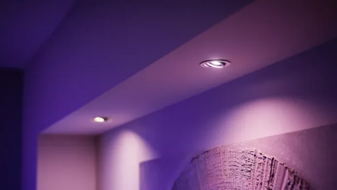 Sfeervolle paarse Philips Hue inbouwspots in een modern plafond.