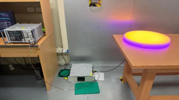 Ikea slimme verlichting paneel wordt getest in een laboratorium met elektronische meetapparatuur.