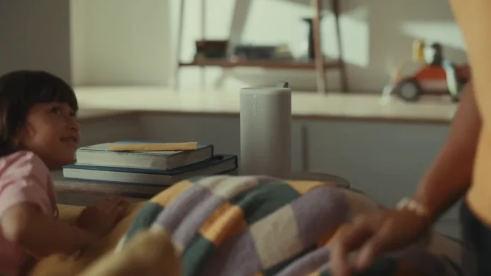 Witte Sonos speaker op een tafel in een gezellige woonkamer met een kind en boeken.