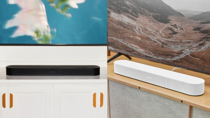 Zwarte en witte Sonos soundbars onder een televisie in een modern interieur.