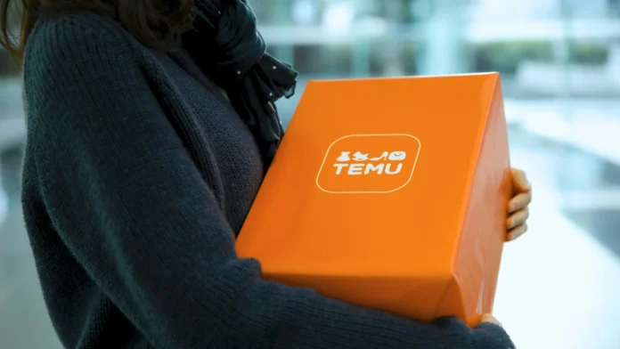 Een vrouw houdt een oranje Temu pakket vast.