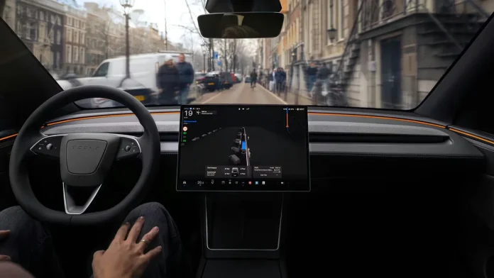Tesla interieur met Full Self-Driving interface en zicht op de weg vanuit de bestuurdersstoel.