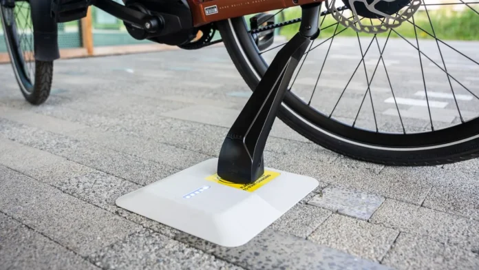 Tiler draadloze oplaadtegel voor e-bikes via de standaard op een betegelde ondergrond.