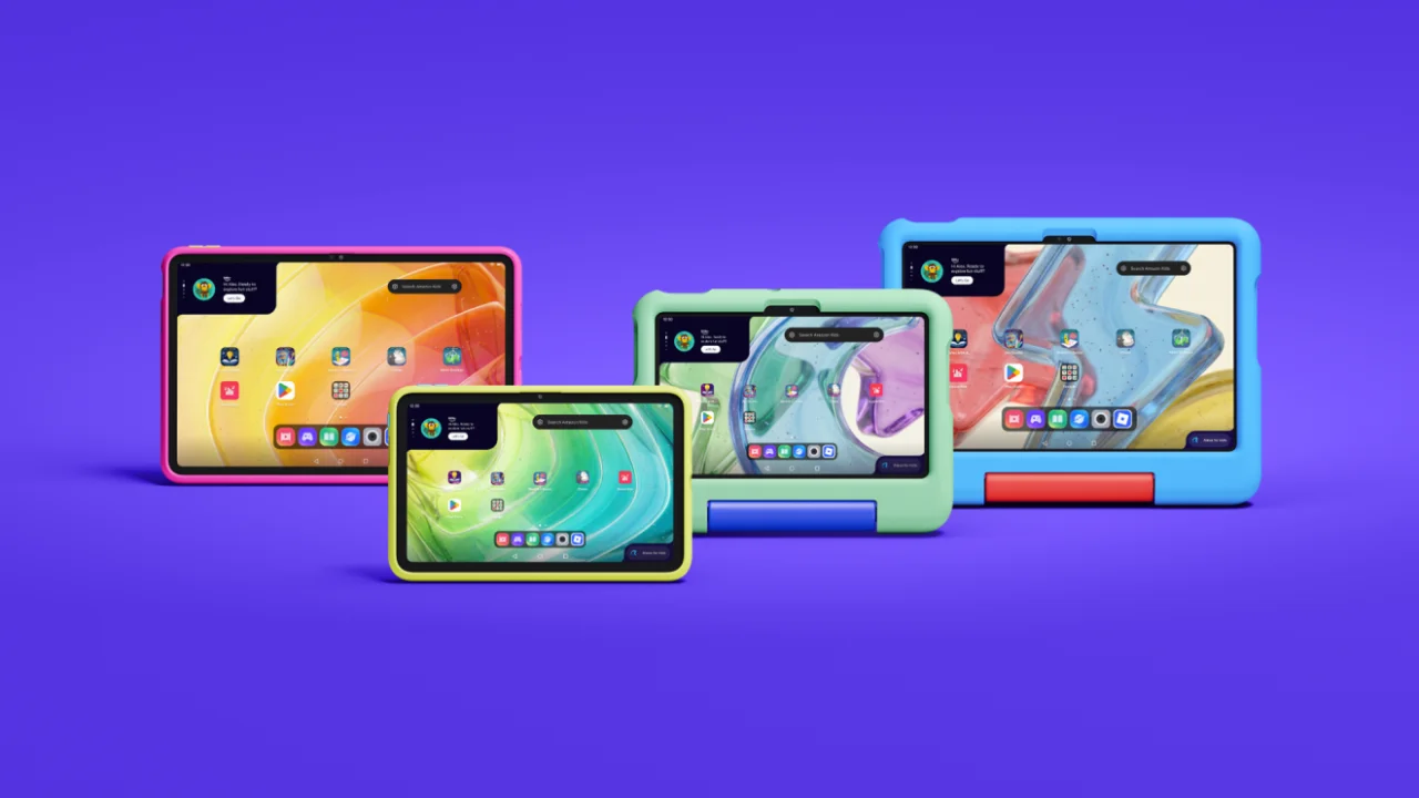 Vier Amazon Kids Tablets met kleurrijke hoezen en standaards