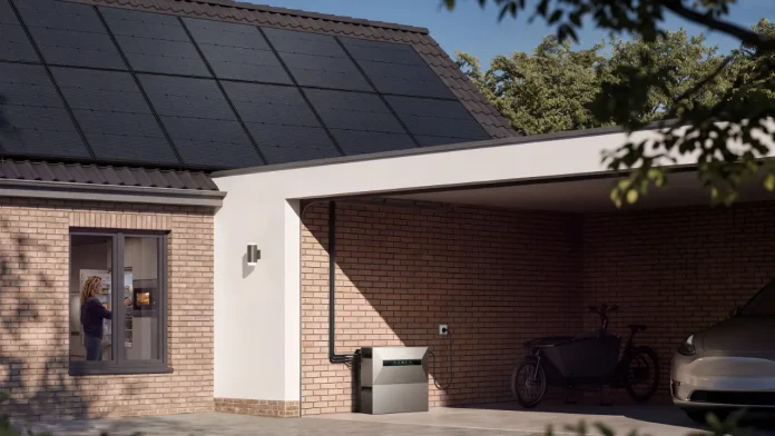 Anker SOLIX thuisbatterij in een carport naast een woning met zonnepanelen op het dak