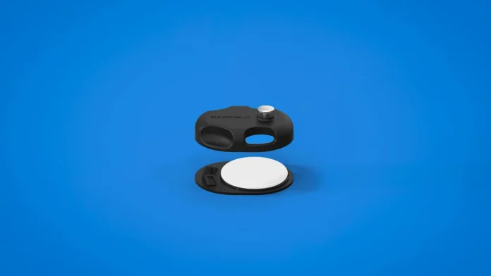 Zwarte ElevationLab TagVault houder voor Apple AirTag op een blauwe achtergrond.