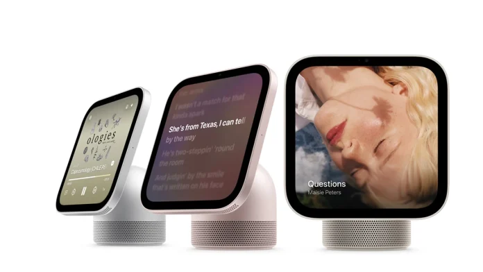 Drie Apple HomeView-tafelmodellen in zilver, roze en starlight met muziek en songteksten op het scherm