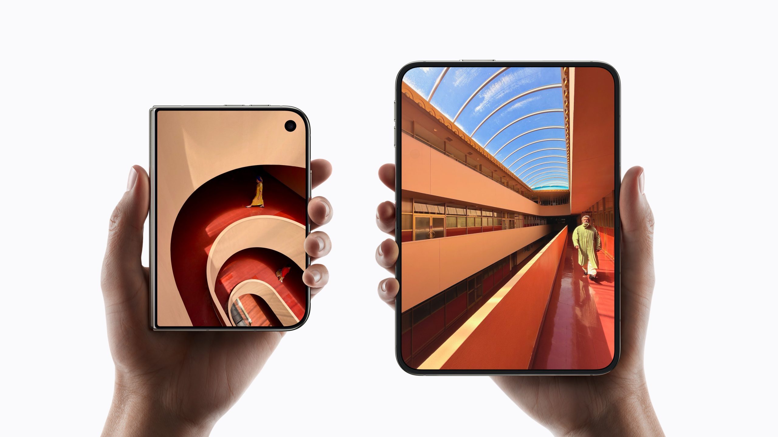 Twee iPhone Duo-toestellen, een dichtgevouwen en een opengeklapt