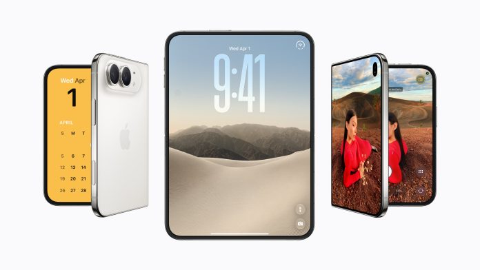 Drie iPhone Duo-toestellen naast elkaar, twee dichtgevouwen en het middelste geopend