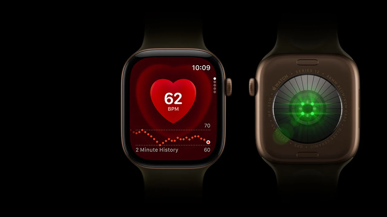 Apple Watch Series 12 met hartslagscherm van 62 BPM naast de nieuwe hartsensor aan de achterkant