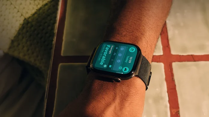 Apple Watch Series 12 met het gereedheidsscherm Favorable voor de nacht op een pols met Milanese band