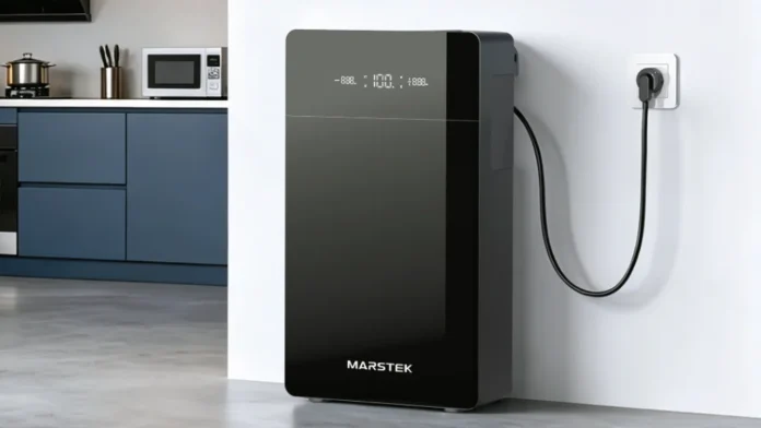 Marstek thuisbatterij met digitaal display aangesloten op een stopcontact in een moderne keuken.