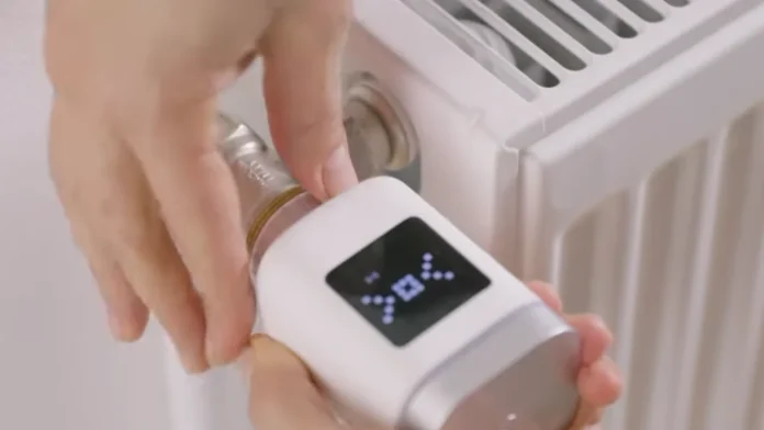 Installatie van een Bosch slimme radiatorthermostaat op een witte radiator.