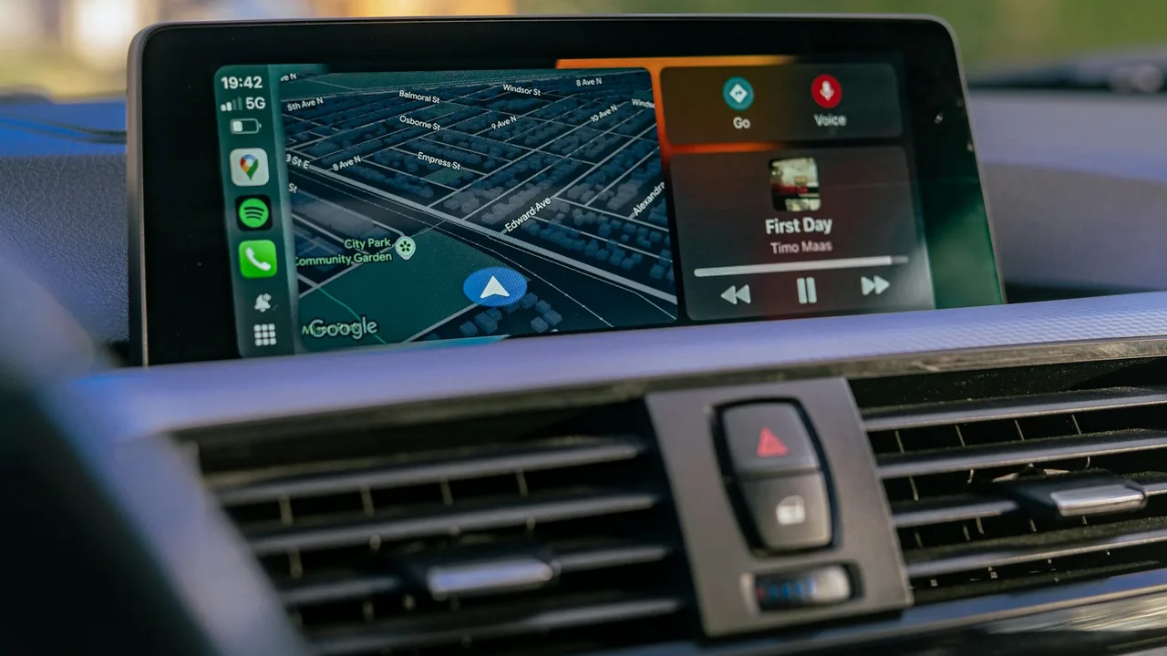 Apple CarPlay op een autoscherm met kaart en muziekspeler