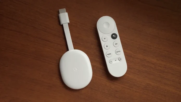Chromecast met Google TV 4K dongle en afstandsbediening op een houten tafel