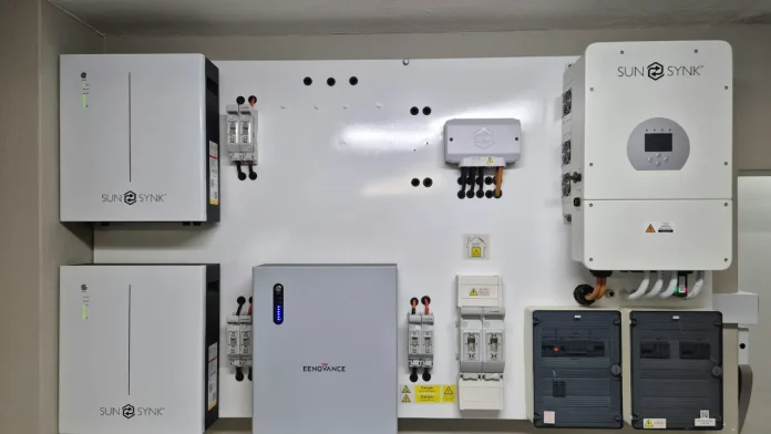 Thuisbatterij en omvormer aan de muur: opslag waar dubbele energiebelasting kan spelen