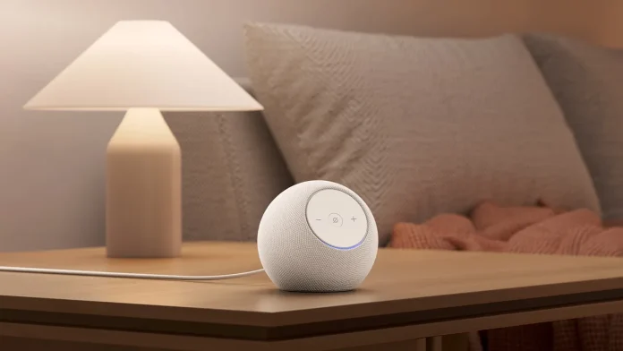 Wit rond smart speaker op een houten nachtkastje naast een lamp en kussens