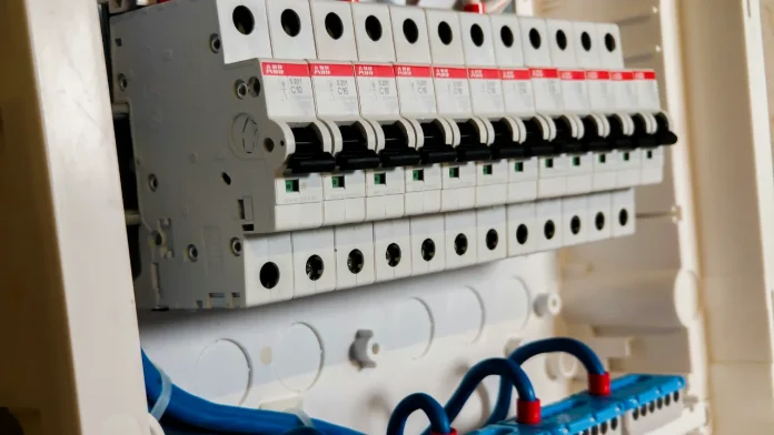 Elektrische groepenkast met ABB-zekeringen voor een veilige verdeling van energie.