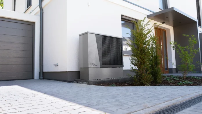 Moderne alpha innotec-warmtepomp voor een duurzaam woongebouw.