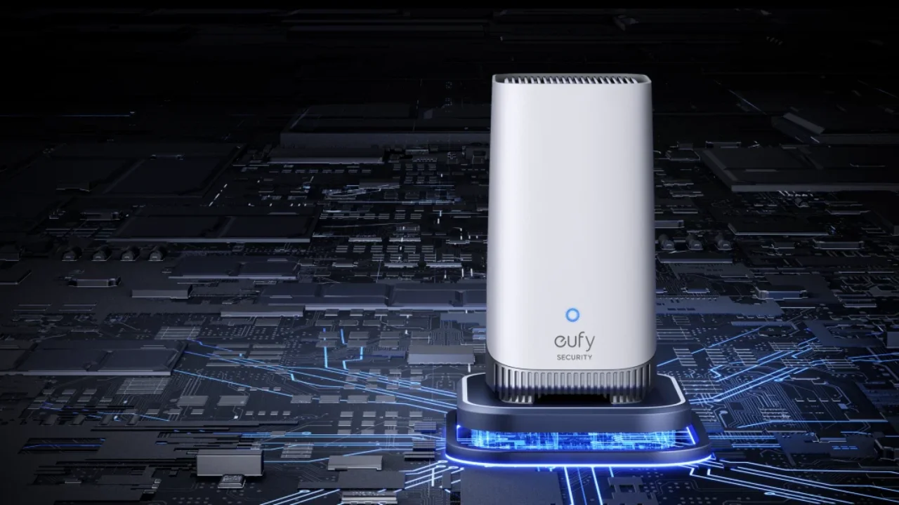 eufy HomeBase 3 beveiligingshub op een futuristische blauwe printplaat achtergrond.