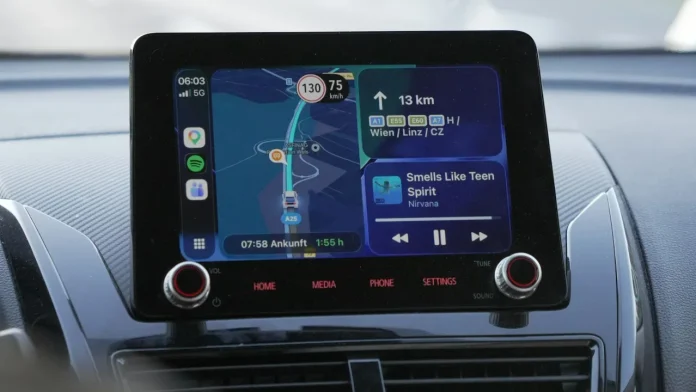 Autoscherm met Apple CarPlay waarop Google Maps de route toont naast een muziekspeler