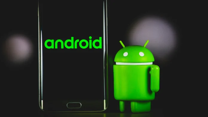 Groen Google Android-logo op een smartphone scherm naast een Android-robot figuurtje.