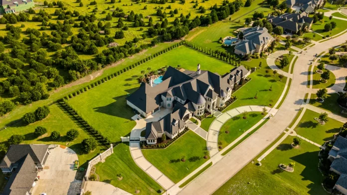 Luchtfoto van een huis met tuin, symbolisch voor Google Earth huis blurren