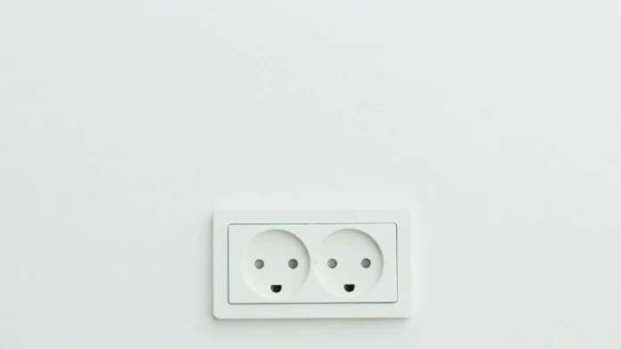 Wit dubbel stopcontact aan een lichte muur, symbolisch voor de HomeWizard Energy Socket terugroepactie