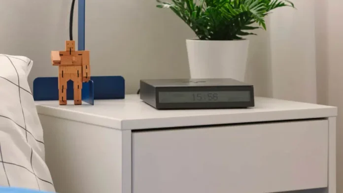 IKEA STENGRÖNSKA wekker met klimaatmeter op een wit nachtkastje naast een plant en een houten figuurtje