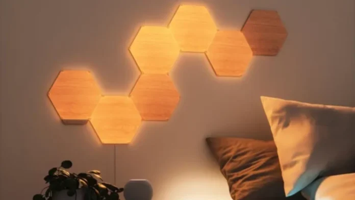 Nanoleaf Elements houtlook hexagon panelen met warm licht voor een sfeervolle wanddecoratie.