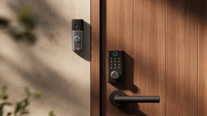 Ring video deurbel en slim deurslot op een houten voordeur voor huisbeveiliging.