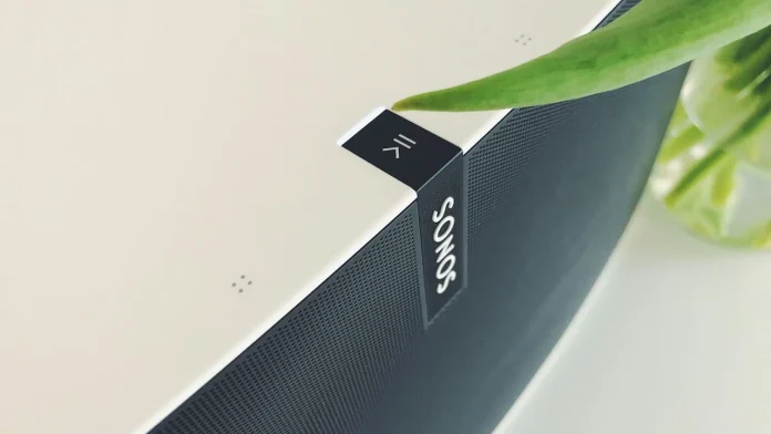 Sonos speaker met een groene plant ernaast op een lichte tafel