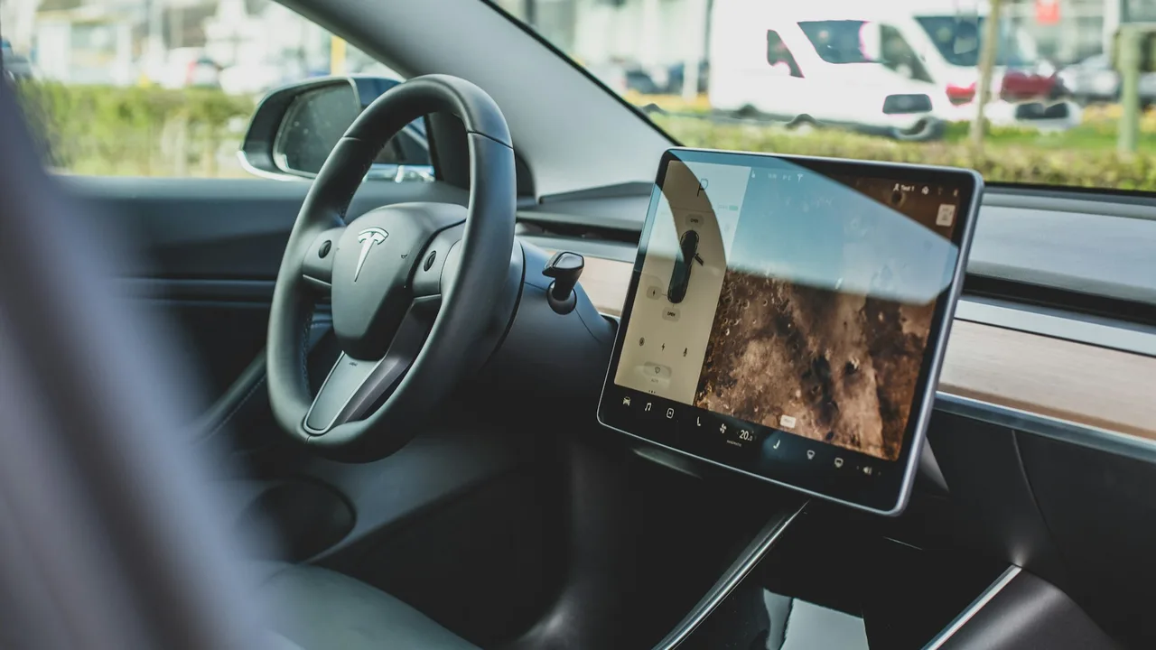 Dashboard en middenscherm in een Tesla Model 3