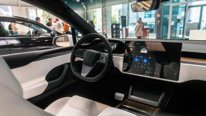 Interieur van een Tesla met het grote middenscherm van het infotainmentsysteem