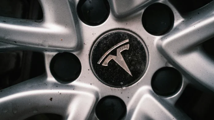Close-up van een zilverkleurige Tesla-velg met het T-logo