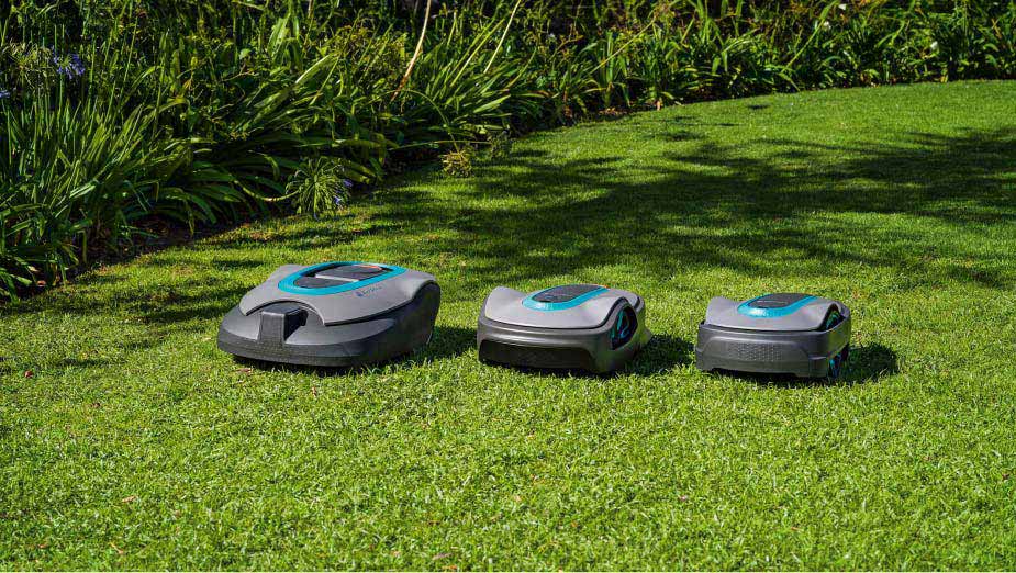 Gardena robotmaaiers in de tuin.