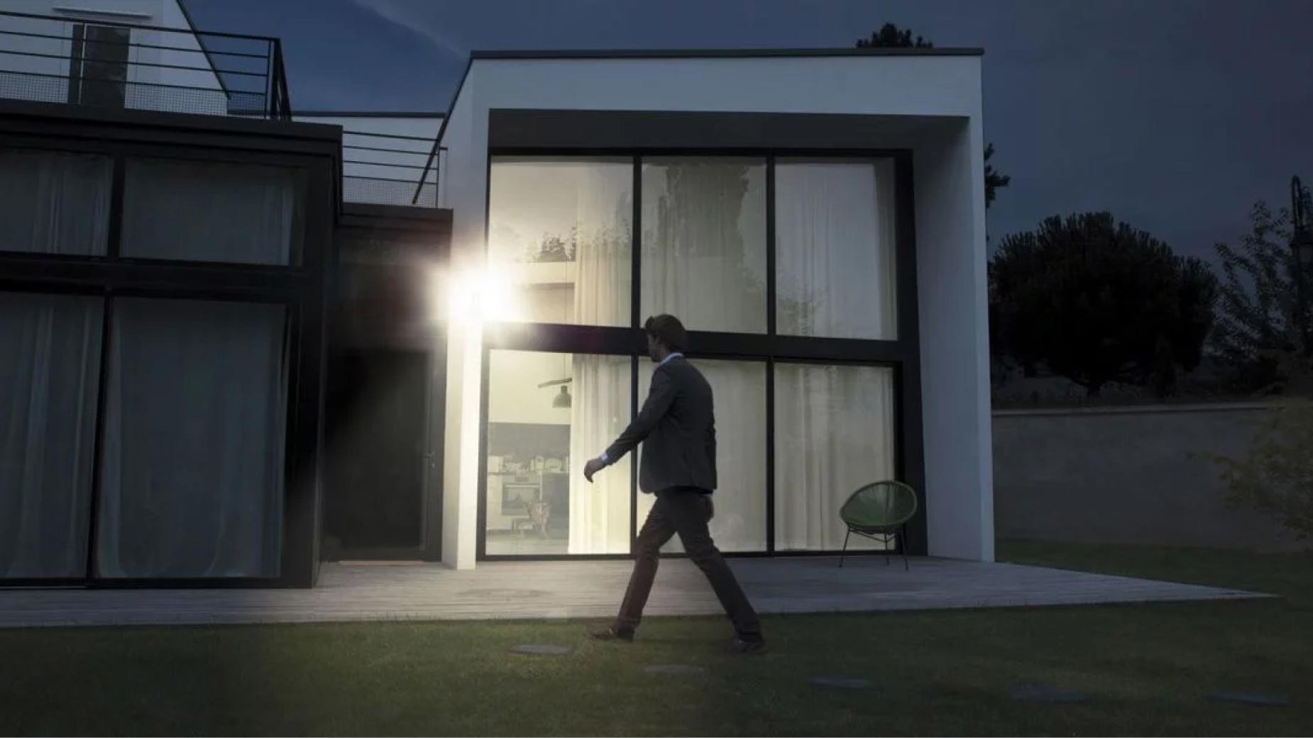 Netatmo Outdoor Camera s'avonds in de tuin.