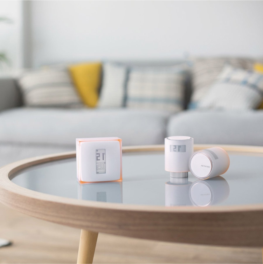 Netatmo slimme thermostaten en radiatorknoppen op tafel in woonkamer