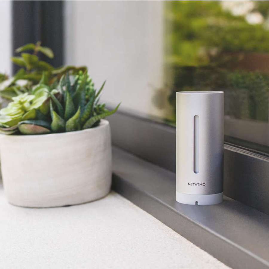 Netatmo Healthy Home Coach op het bureau.