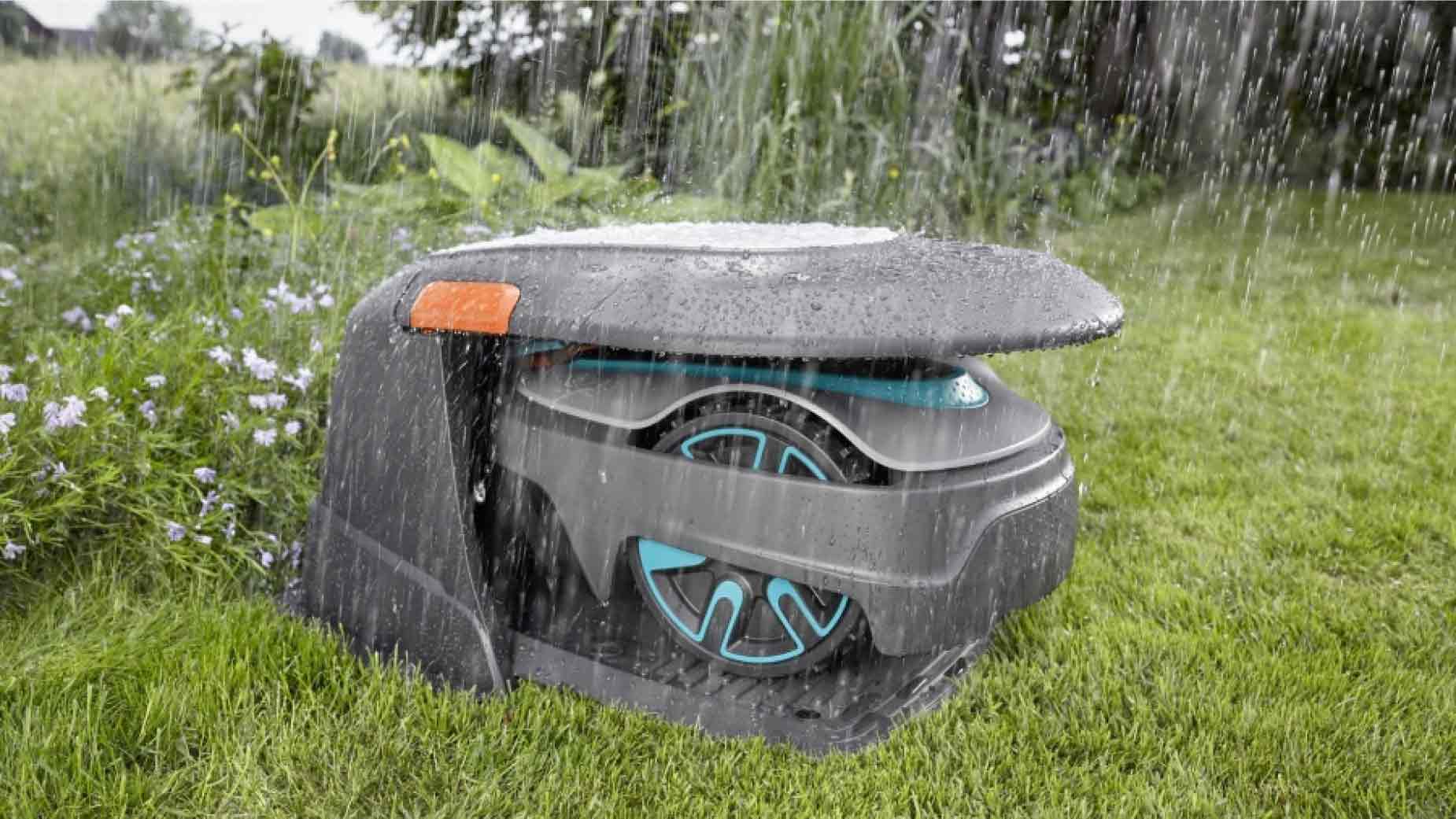 Lifestyle foto robotmaaier in garage in tuin