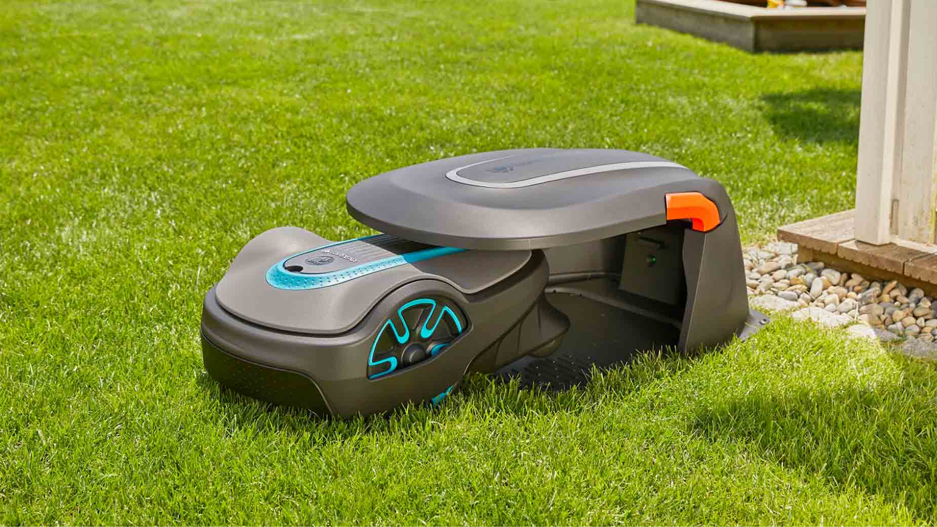 Gardena Smart Sileno City met garage in tuin
